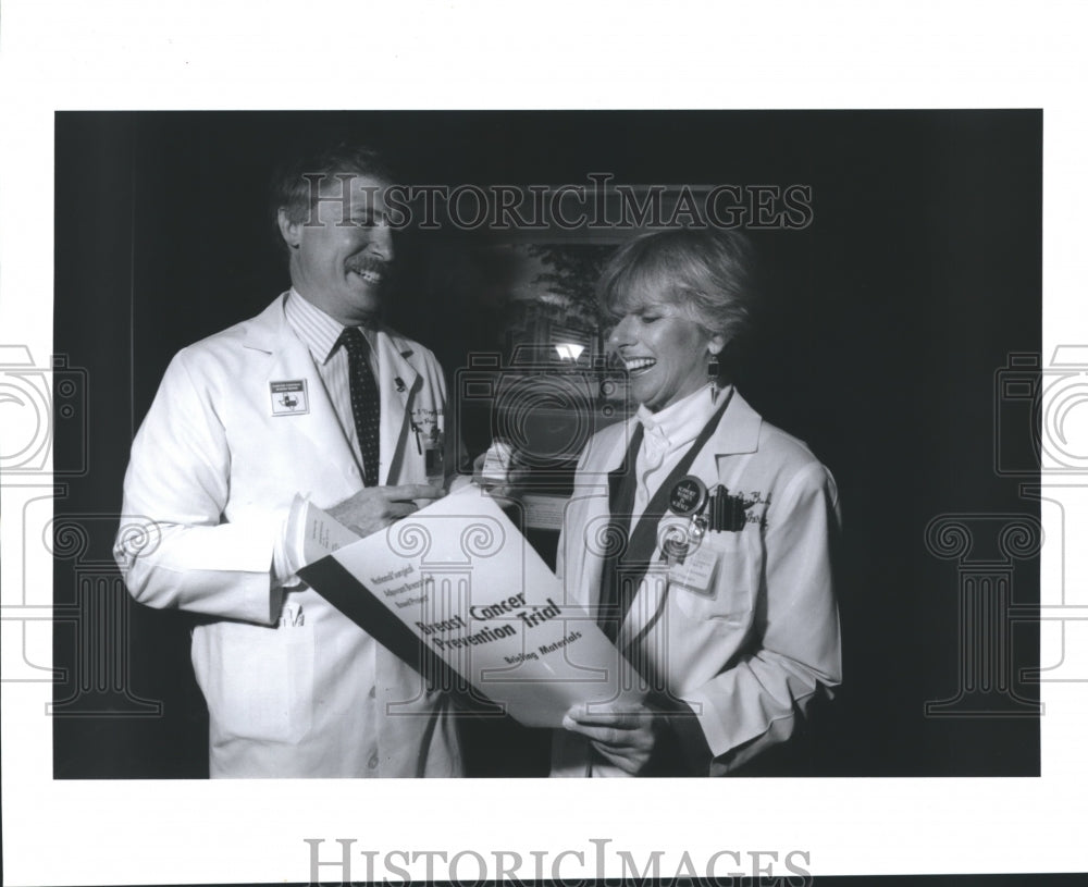 1992 Press Photo Dr.s Victor Vogel &amp; Elizabeth Travis Discuss Breast Cancer. - Historic Images