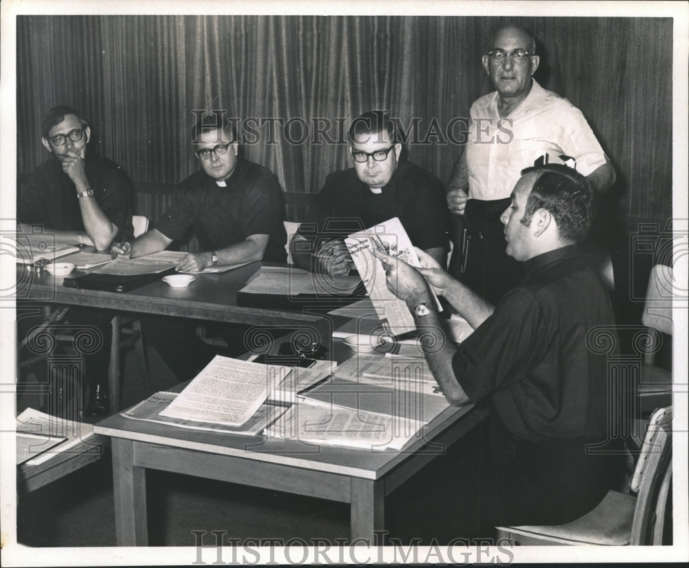 1970 Press Photo Meeting of Catholic Priests in Houston - hca13818 - Historic Images