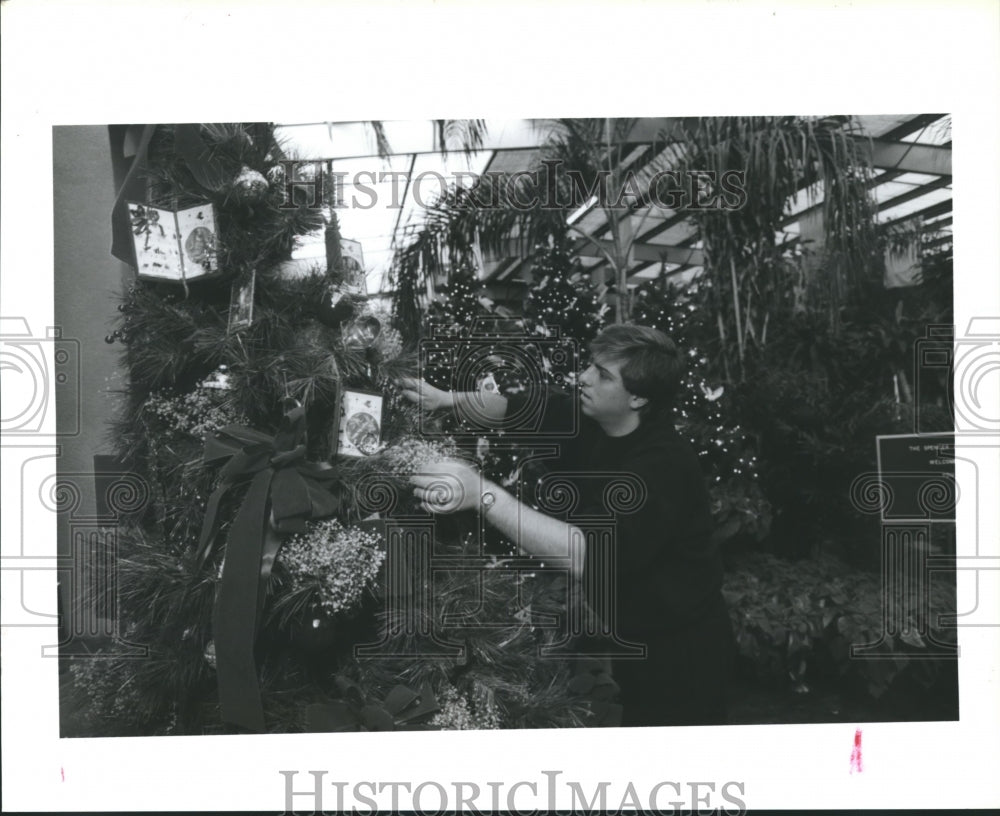 1988 Press Photo Don Langston puts final touches on a tree for Conoco, Houston - Historic Images