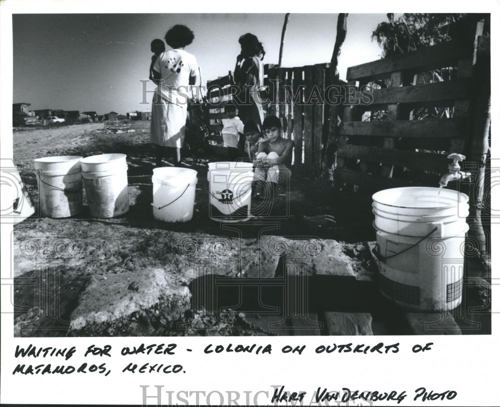 1992 Press Photo Locals waiting for water in Colonia, Matamoros, Mexico - Historic Images