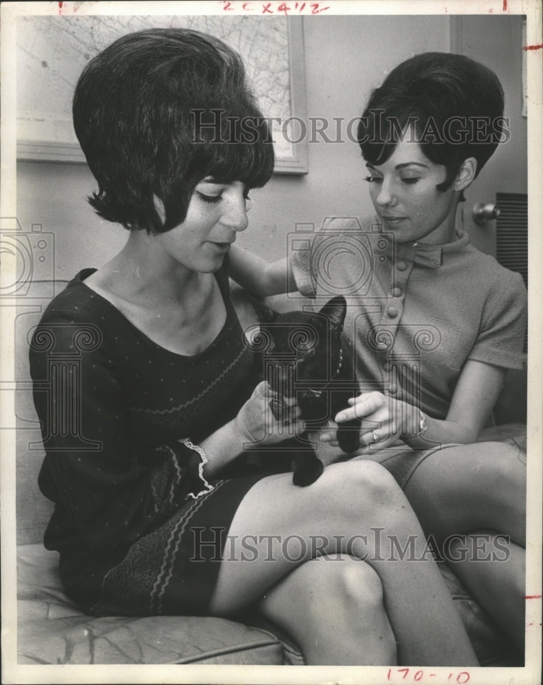 1969 Press Photo Mrs. Mary McDaniel &amp; Mrs. Janice Thompson With Stray Black Cat. - Historic Images