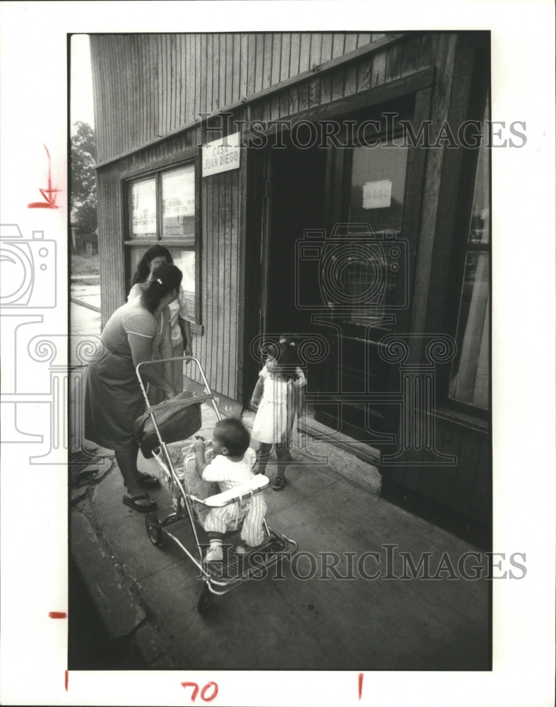 1981 Press Photo Neighbors Congregate outside facility Casa Juan Diego, Houston. - Historic Images