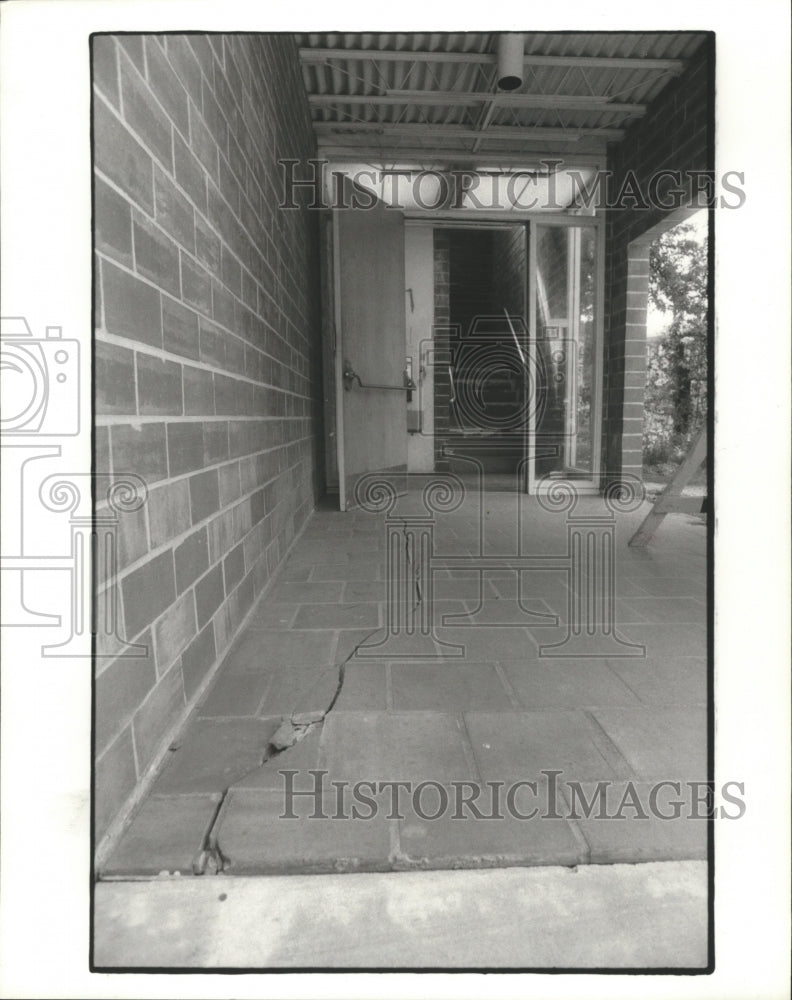 1984 Press Photo Casa de Amigos Houston Has a Crack Along Floor of Building. - Historic Images