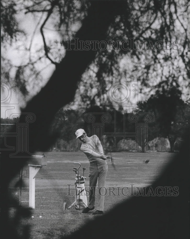 1972 Press Photo Pasquale Grillo Shows Good Form on Golf Course, Carville, LA. - Historic Images