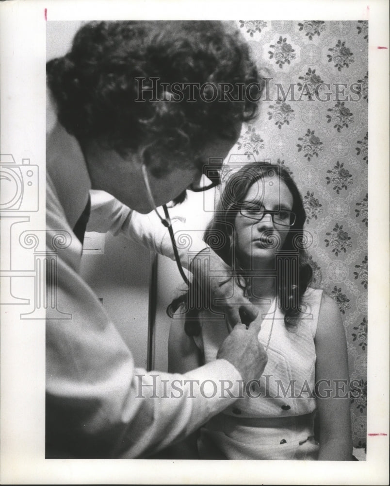 1974 Press Photo Dr. Carlos Speck Examines Jean Sherrod at Casa de Amigos Center - Historic Images