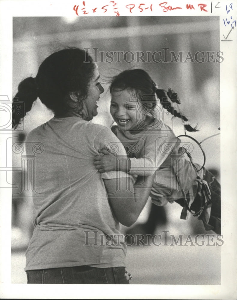 1982 Press Photo Adia Vilassana Swings Melinda Barrientos, Casa de Amigos Center - Historic Images