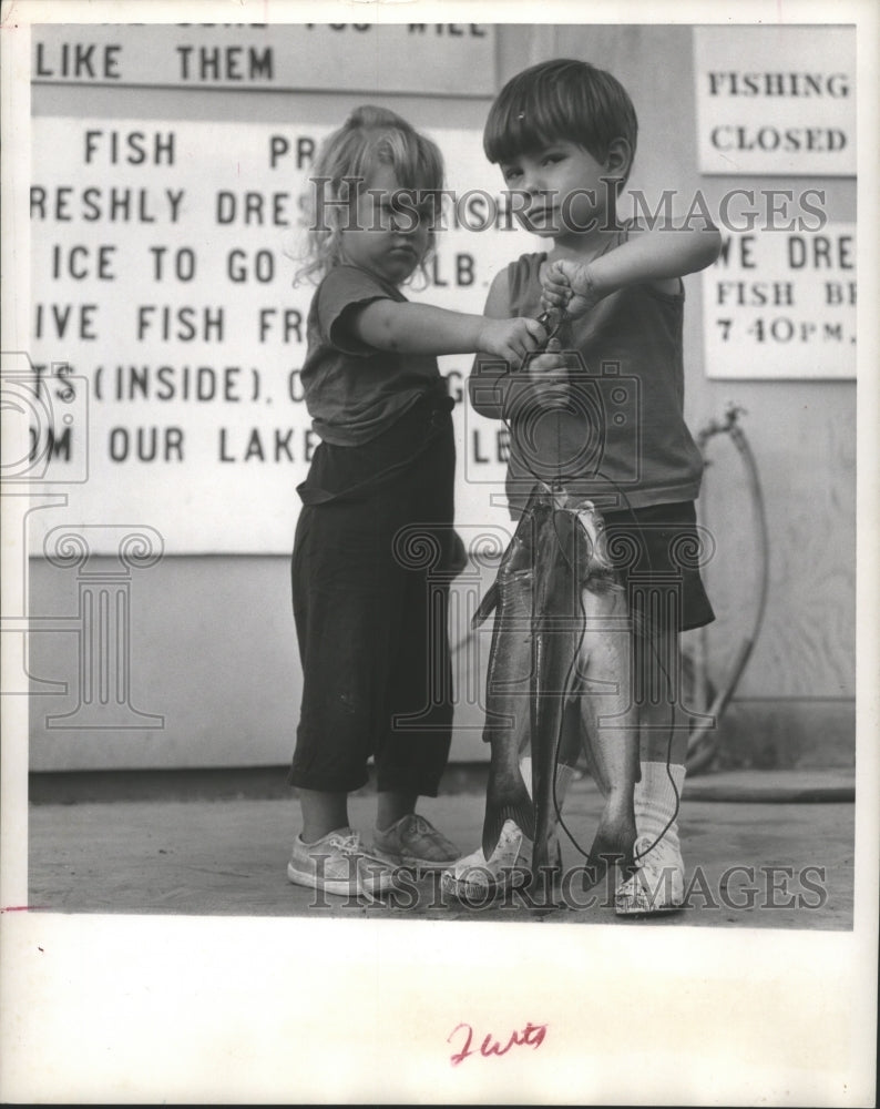 1972 Press Photo Felicia Rogers & Jeffry Zwahr Show Off Their Catfish Catch. - Historic Images