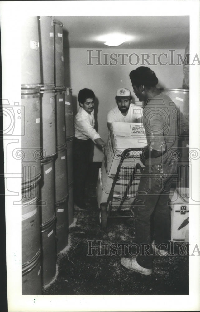 1973 Press Photo Central American Refugees Move Boxes of Rice For Brownsville.- Historic Images