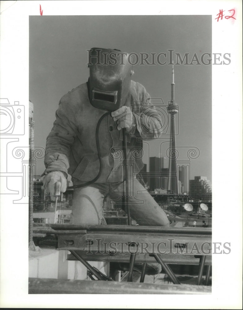 1987 Press Photo Central American Refugee & Canadian Resident, Welder in Toronto - Historic Images