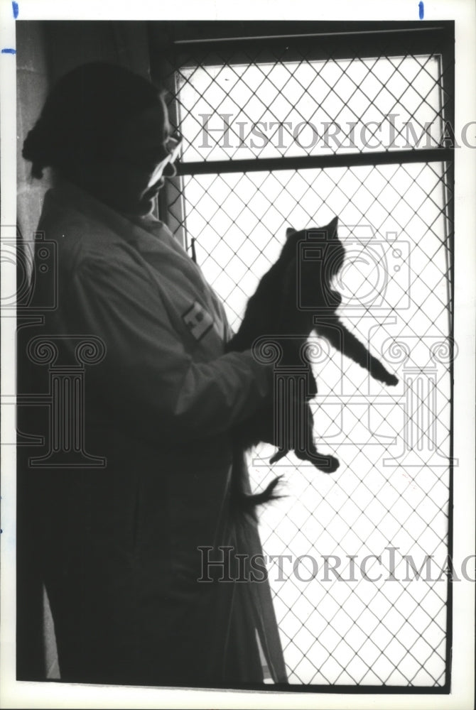 1988 Press Photo Houston Veterinarian Karan Kemper Holds Confiscated Cat. - Historic Images