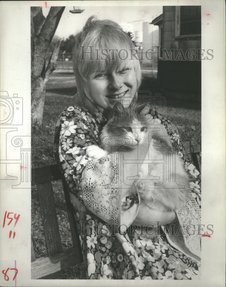 1983 Press Photo Sharelle Overton And Her Cat Tobias Electrifyus. - hca14063 - Historic Images