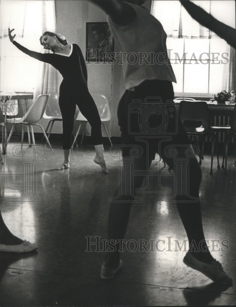 1966 Press Photo Pam Rose Exercises At Covent Of The Good Shepard. - hca14095 - Historic Images