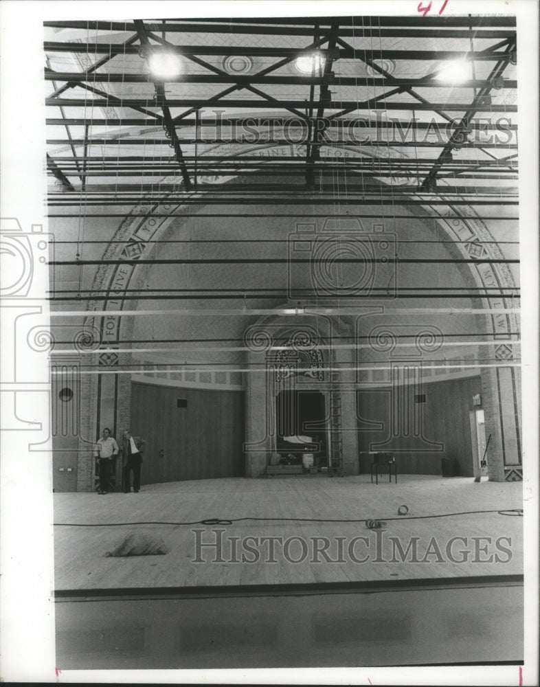 1975 Press Photo Visitors at Construction Site of Beth Israel Congregation. - Historic Images