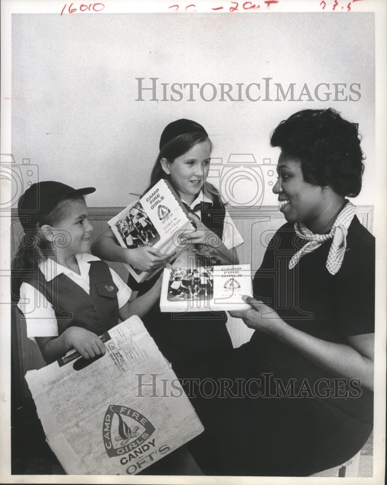 1968 Press Photo Houston Camp Fire Girls give candy teacher Mrs. Billie Johnson - Historic Images