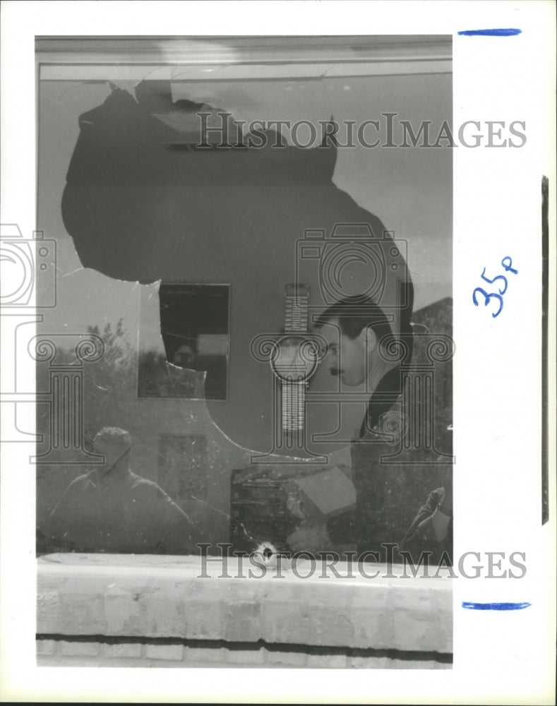 1988 Press Photo Tom Williams Houston PD Crime Scene investigator, broken window - Historic Images