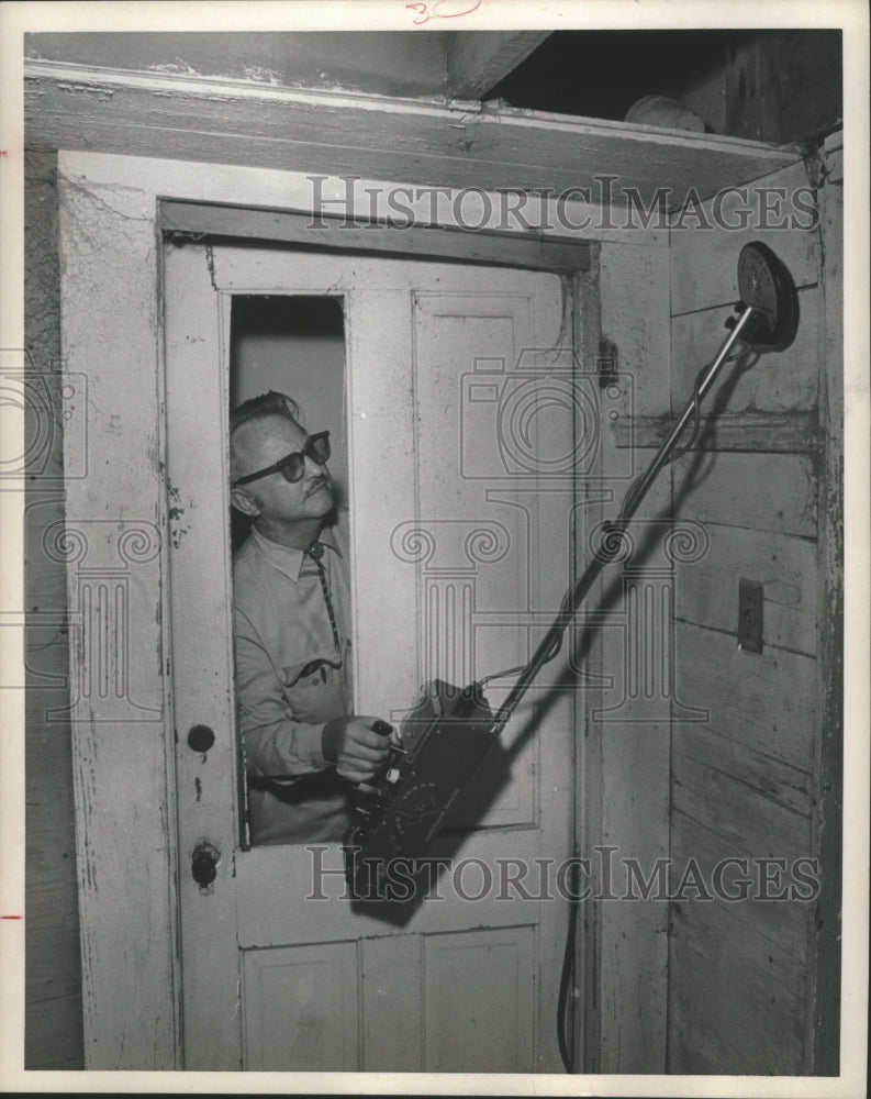 1971 Press Photo E.S. (Rocky) LaGaye uses metal detector looking for treasure - Historic Images