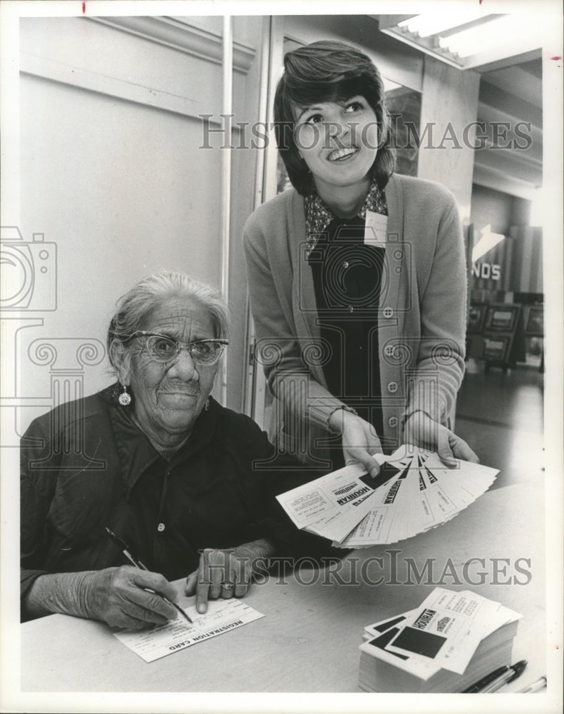 1974 Press Photo Julia Garcia applies for reduced bus fares in Houston - Historic Images