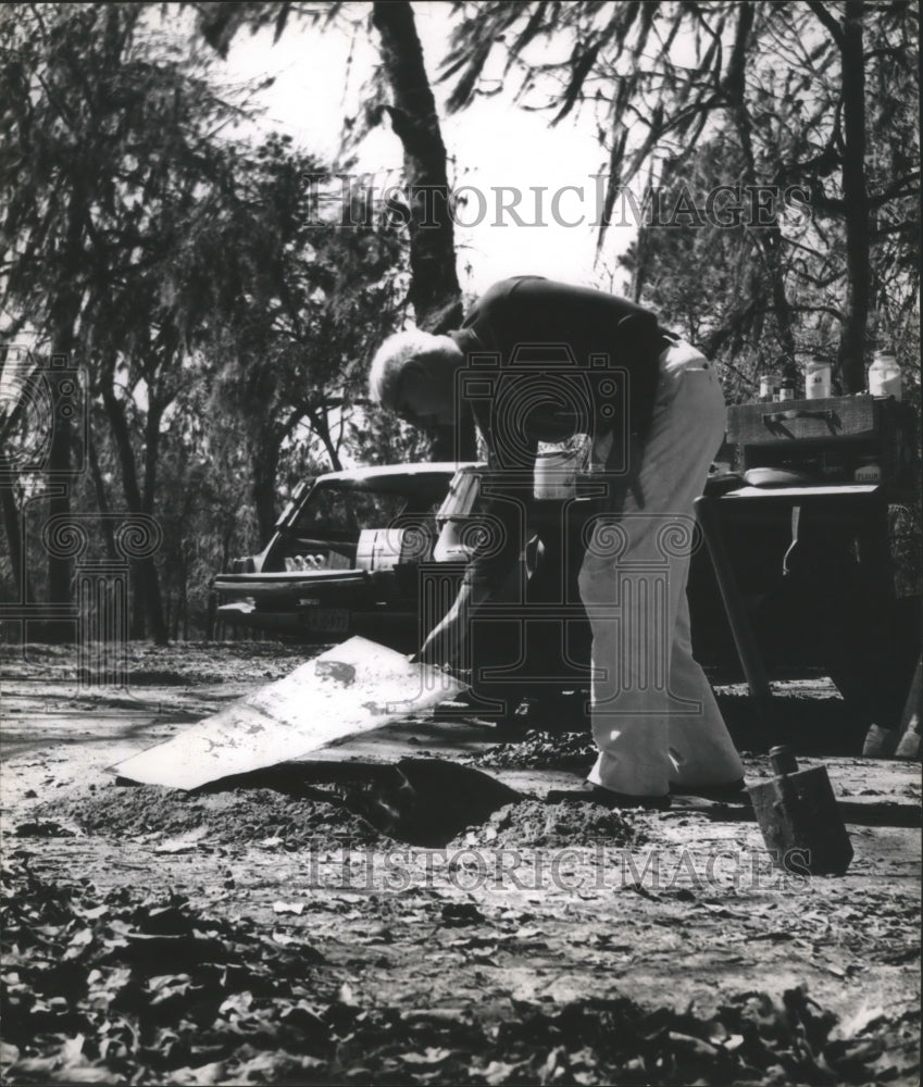 1966 Press Photo Texas Camper using a piece of flat sheet metal - hca14188 - Historic Images