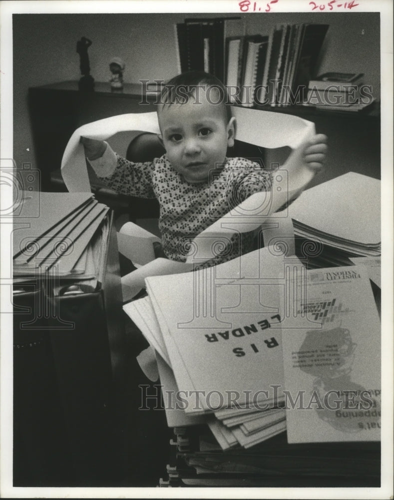 1975 Press Photo Baby plays at Children's Resource and Information Service - Historic Images