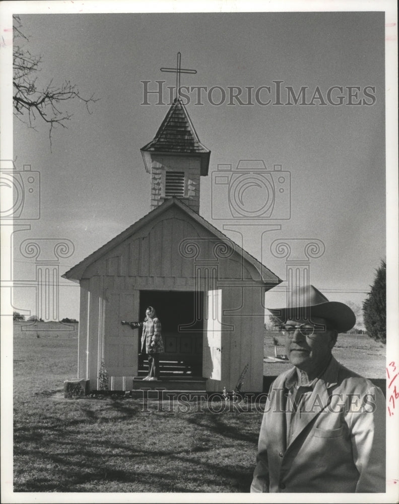 1976 Couple Visits A Church in Warrenton, Texas - Historic Images