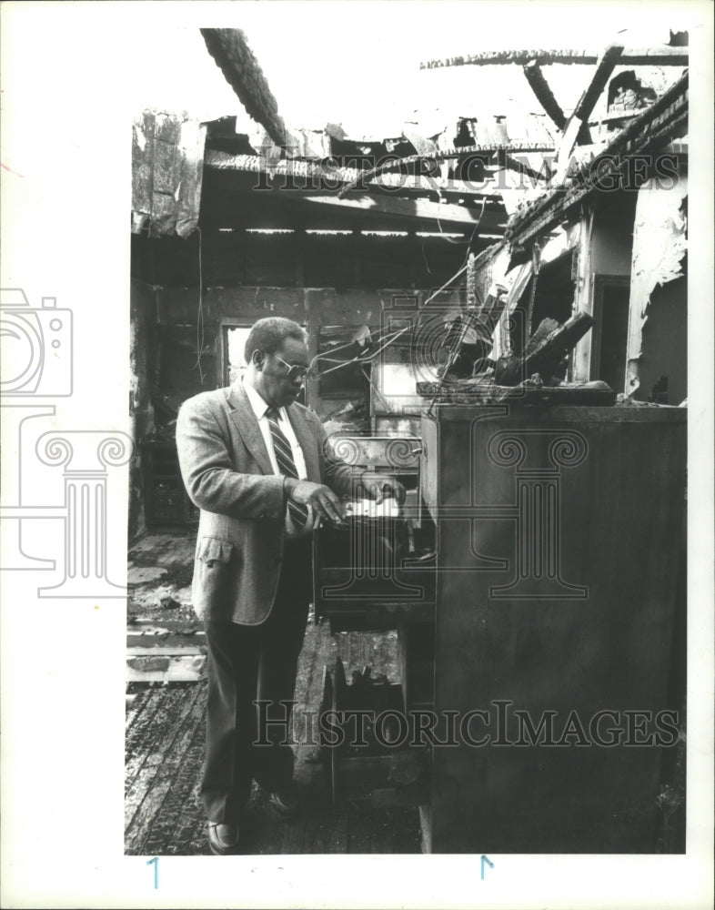 1989 Reverend Richard Owens Sifts through burned rubble, San Antonio - Historic Images