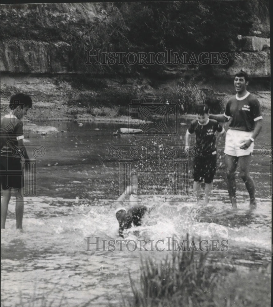 1969 Press Photo Chris Gilbert Gets Laugh From Boys At Camp Olympia, Texas. - Historic Images