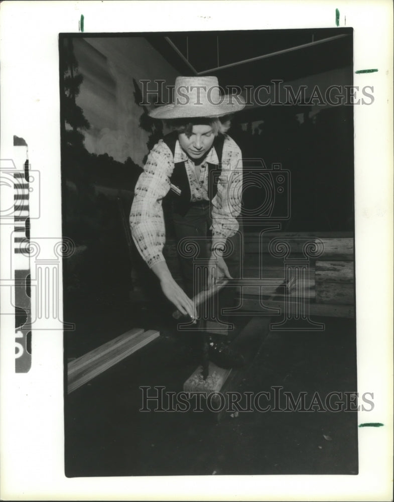1986 Press Photo Melinda Poss uses old tool at Children's Museum of Houston - Historic Images