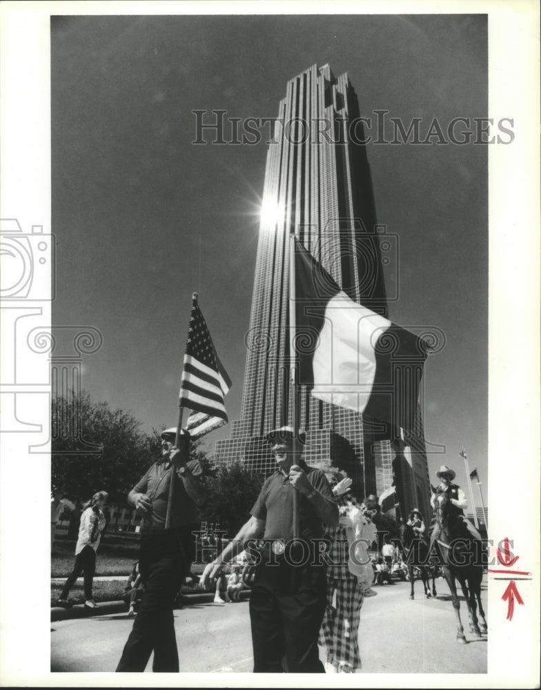 1989 Press Photo Ross Greco and Sam Spedale carry flags on Columbus Day, Houston - Historic Images