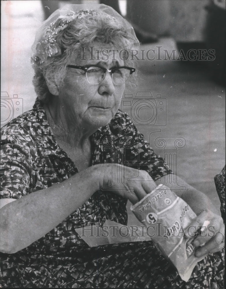 1963 Press Photo Resident of Cleveland, Texas Sits Down For A Snack of Chips.-Historic Images