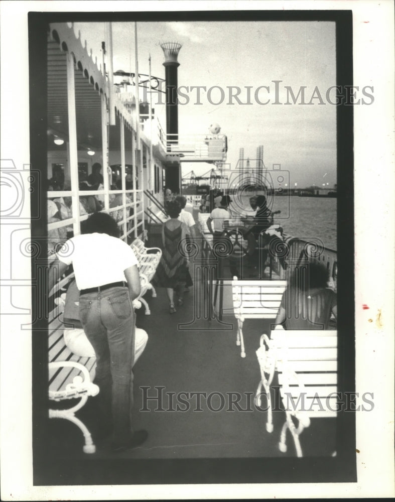 1985 Press Photo Visitors Take Stroll Along The Deck of the Colonel Paddleboat. - Historic Images