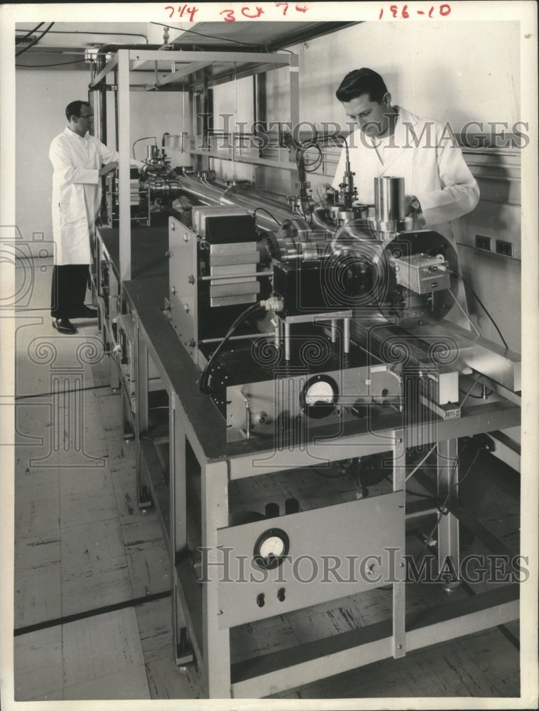 1970 Press Photo Scientist at Fort Collins, Co. Laboratory Keep Tabs on Clock.-Historic Images