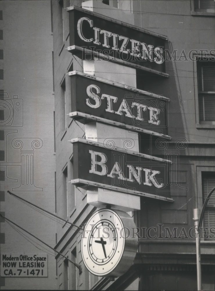 1964 Press Photo Clock at Citizens State Bank at Preston &amp; Main - hca14359 - Historic Images