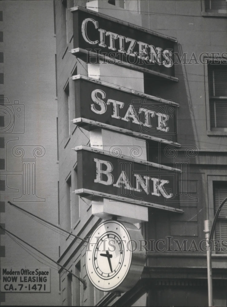1964 Press Photo Clock at Citizens State Bank at Preston & Main - hca14359 - Historic Images