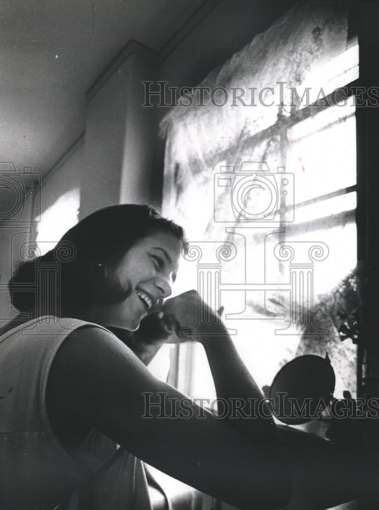 1968 Press Photo Pam Works On Her Hair at Convent of the Good Shepard, Houston - Historic Images