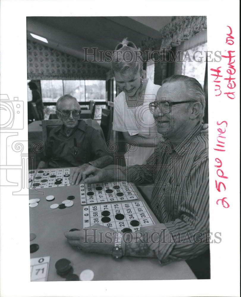 1991 Press Photo Clear Creek High School student Geri Kelly watches Bingo game - Historic Images