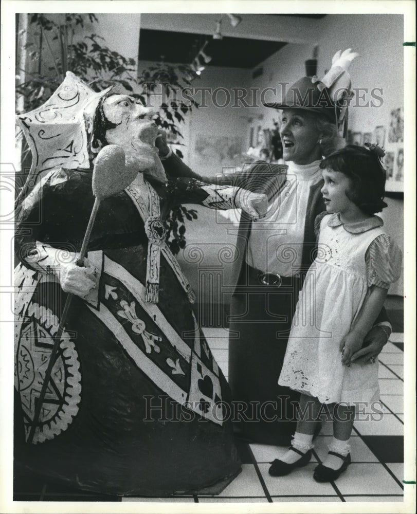 1986 Press Photo Betty Lou Bayless &amp; Elizabeth Parsley Children&#39;s Museum Houston - Historic Images