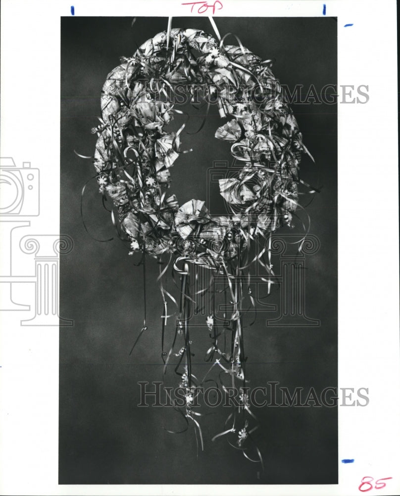 1987 Press Photo Wreath made of newspaper pages, ribbons, candy, bells - Houston - Historic Images