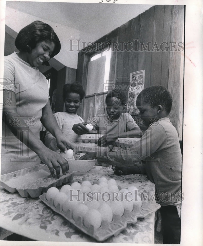 1971 Press Photo Mrs Woodward &amp; Kids Color Easter Eggs, Christian Rescue Mission - Historic Images