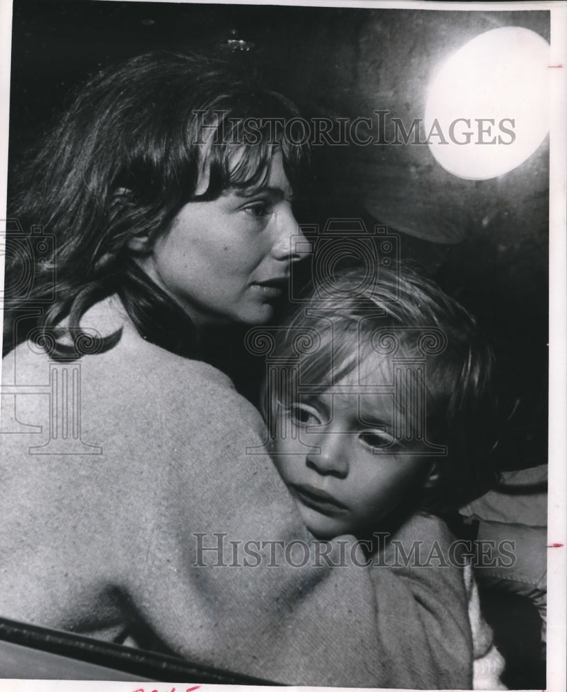 1968 Press Photo Mrs. Sigrid Panagiotou & Nicole Embrace After Christiane Danger - Historic Images