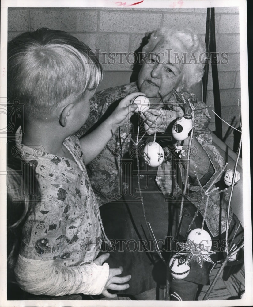 1964 Press Photo Nathan Puckingham &amp; Opal Briggs at Christian Home for the Aged. - Historic Images