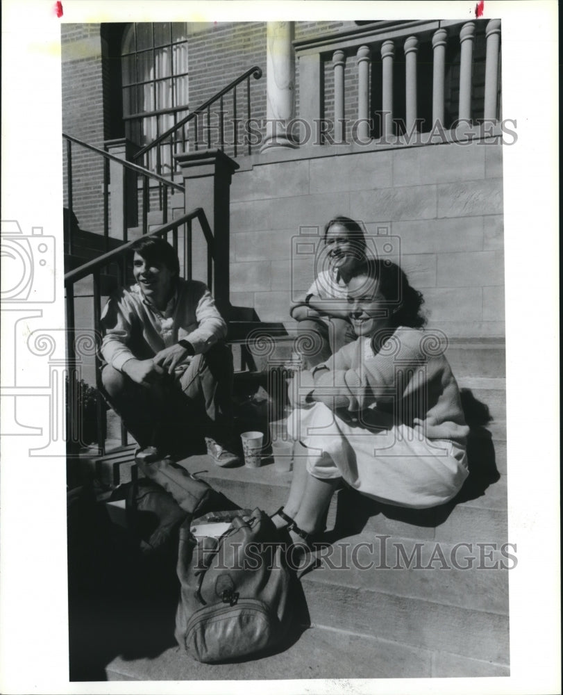 1988 Press Photo Phil Calvin of Rice University with Kate Dickie and Lynn Weeks - Historic Images