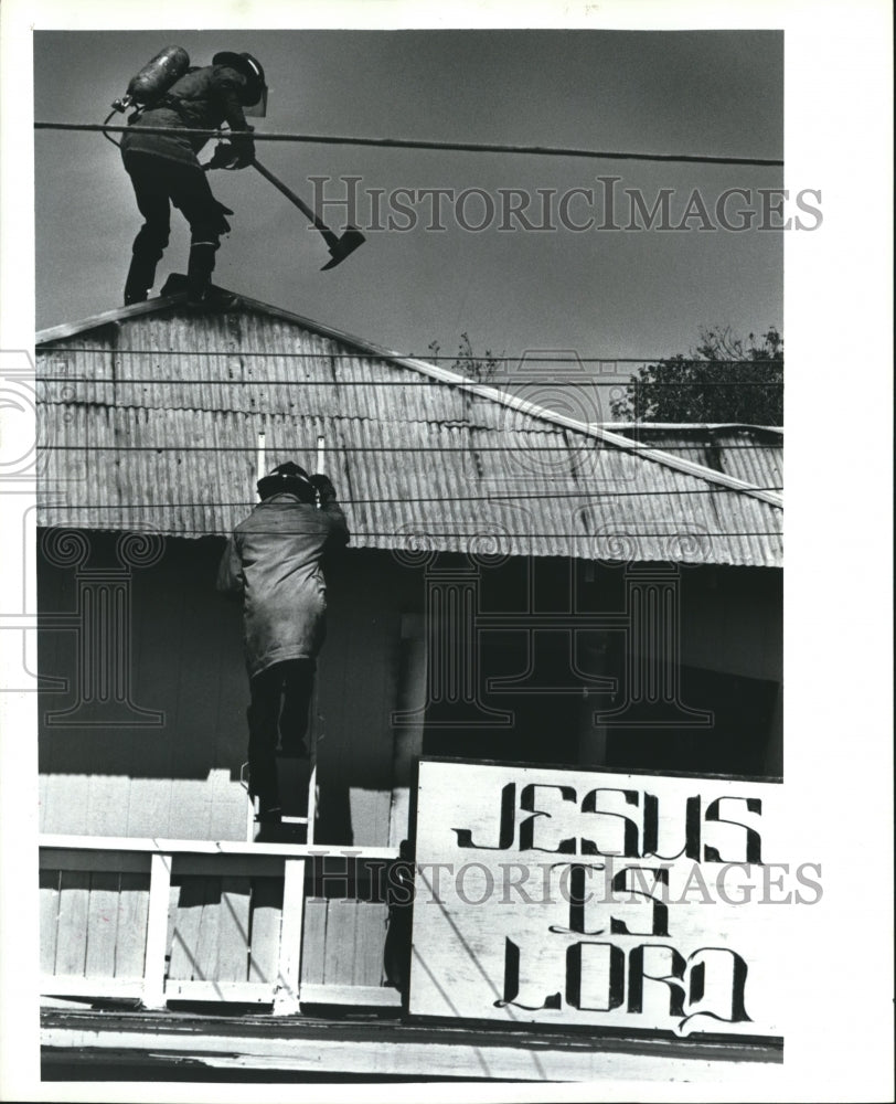 1991 Press Photo Fireman Vent Roof &amp; Spray Water at Church in Texas. - hca14483 - Historic Images