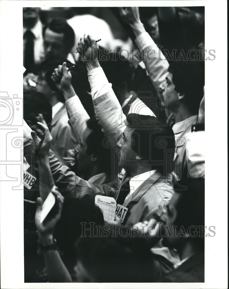 1983 Press Photo Men Raise Hands on the Commodities Floor. - hca14488 - Historic Images