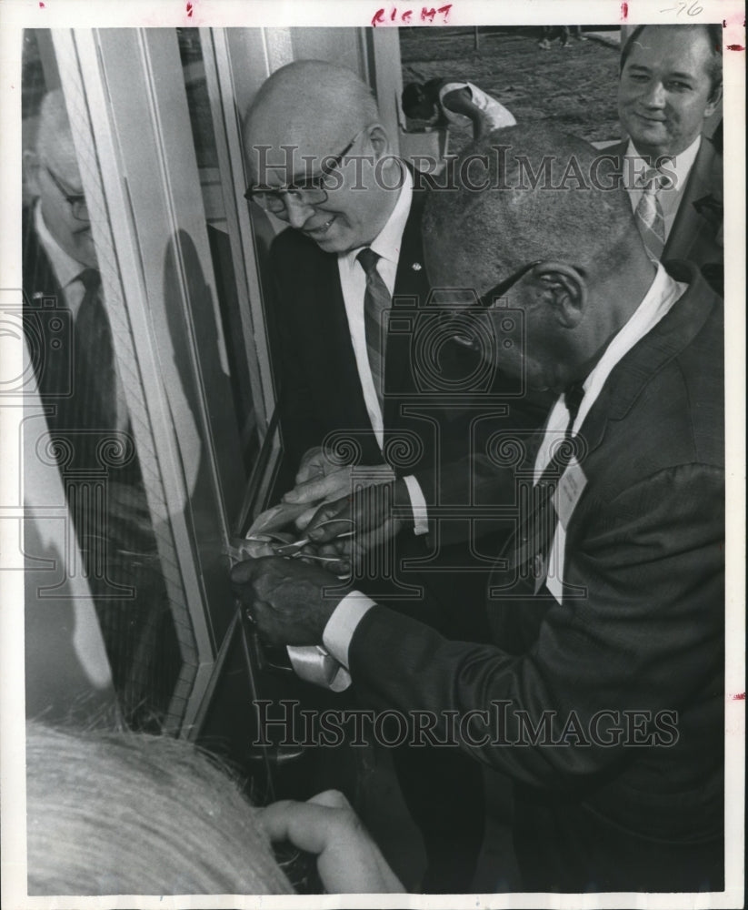 1971 Press Photo Mr. Gurrie Mitchell Clips Ribbon at Clinton Park Center.-Historic Images