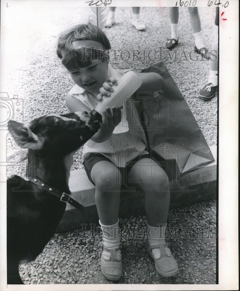 1969 Press Photo Houston Camp Fire Girl Dorothy Levandowski Helps Goat With Milk- Historic Images