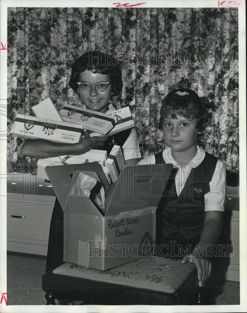 1965 Press Photo Houston Camp Fire Inc. Anita Kretzchmar &amp; Debbie St. Jean - Historic Images