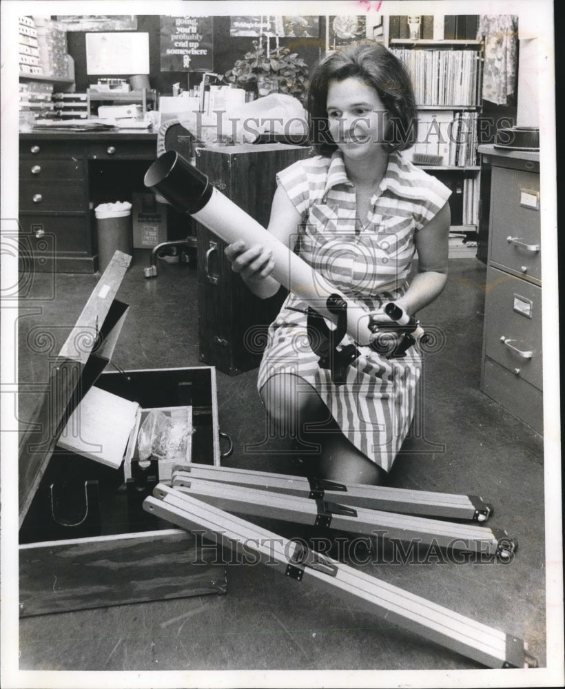 1976 Carolyn Sumners Curator Of Burke Baker Planetarium & Telescope. - Historic Images