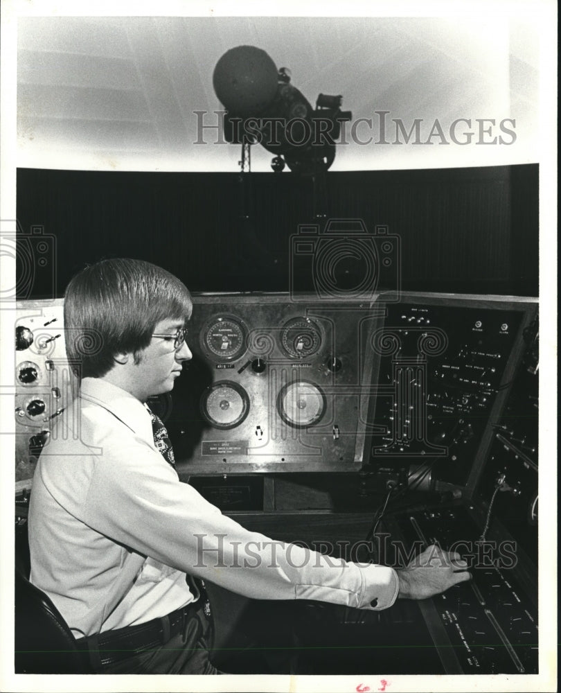 1970 Press Photo Bennie McIlveen at controls at Burke Baker Planetarium, Houston - Historic Images