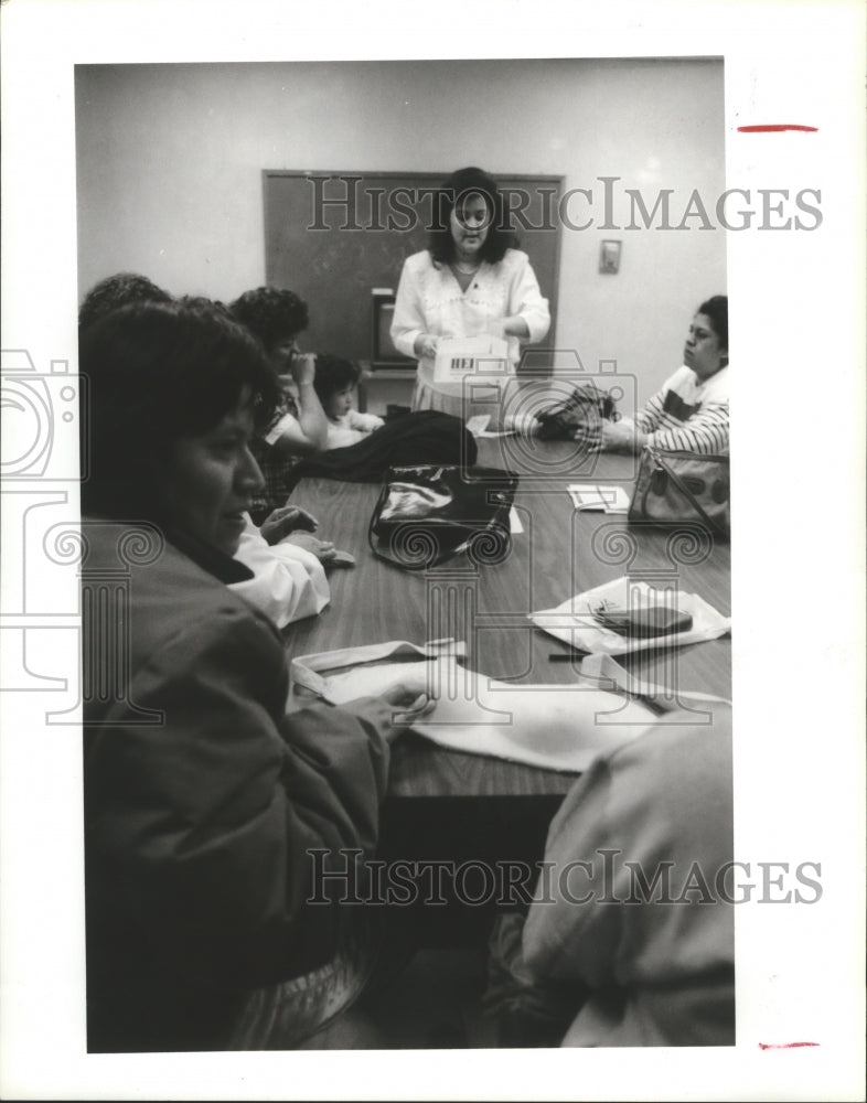 1989 Press Photo HCHD educator Leslie Ryan instructs, breast cancer screening - Historic Images