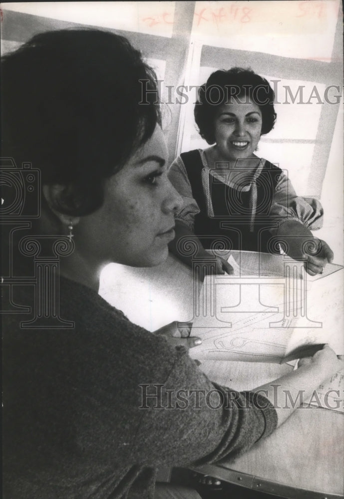 1964 Press Photo Linda Sanchez &amp; Mrs. Jesse Gonzales, Clayton Homes, Houston - Historic Images